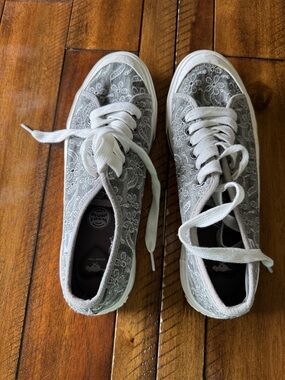 RocketDog Lace-Detail Gray Women's Lace-Up Sneakers. Size 9